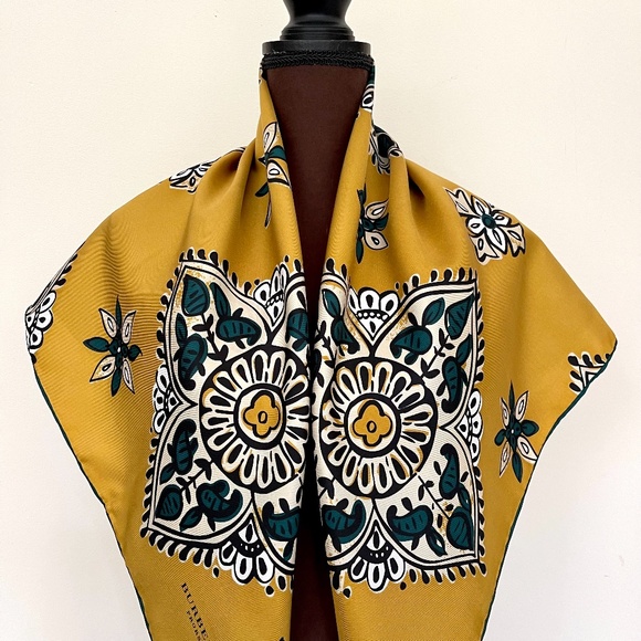 New Burberry Scarf Logo Lucky Flower Alhambra Yellow Gold Silk Wrap - Picture 1 of 16